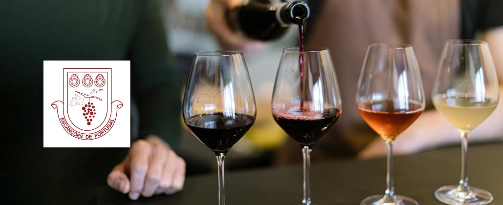 copos de vinho alinhados